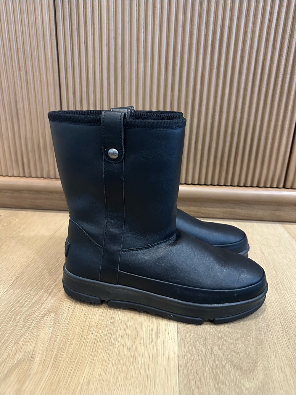 UGG Classic Weather Short Black Leather Fur Boots Womens Size 7